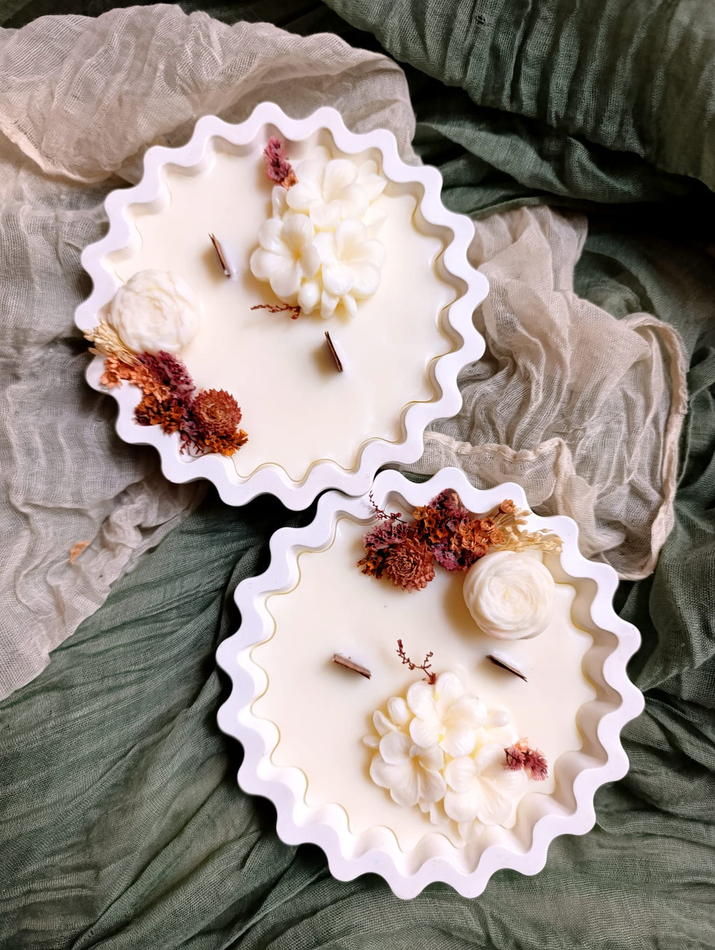 Candela Scallop Grande – Botanica Artigianale con Fiori Secchi | La Botteghina