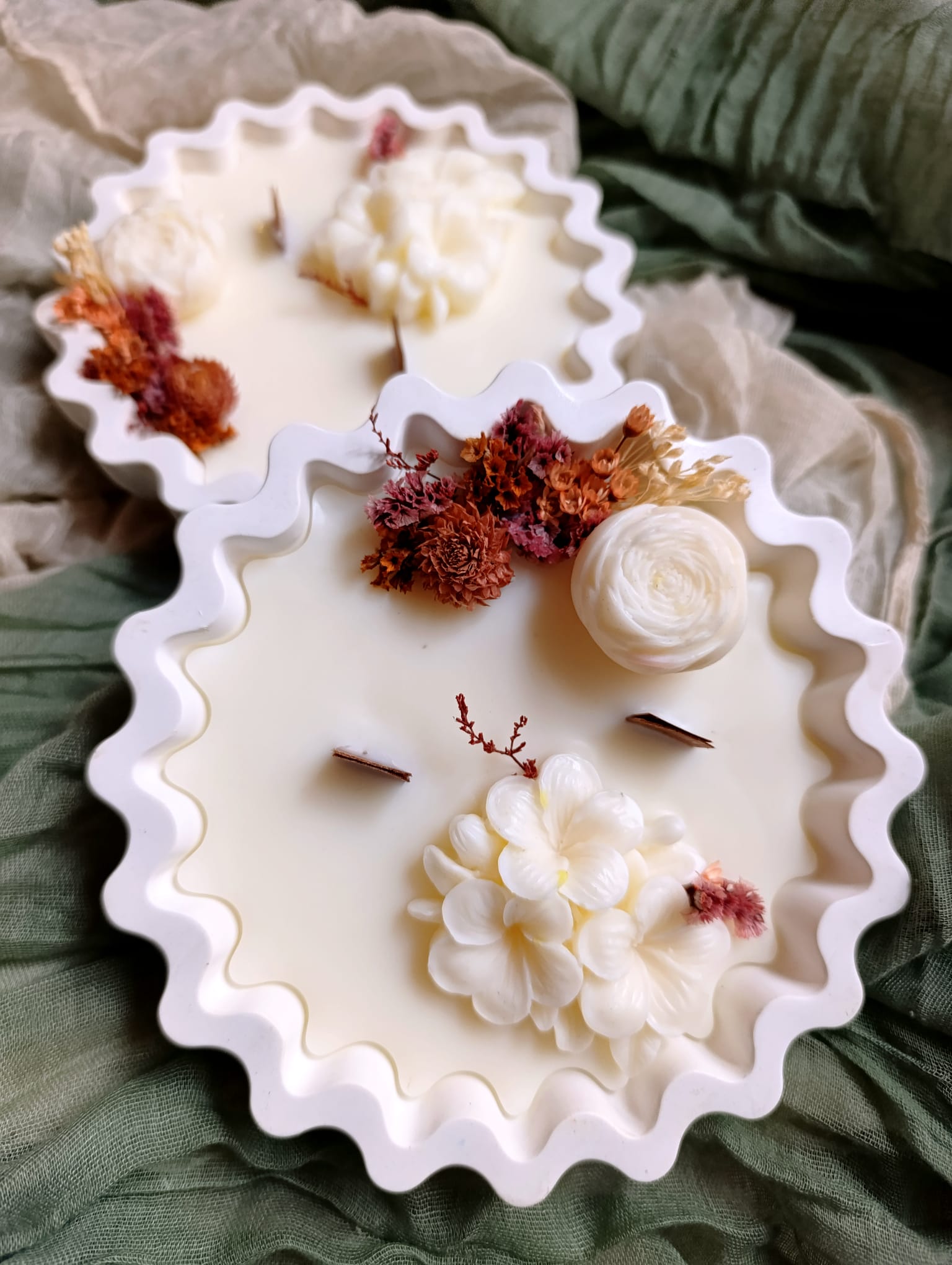 Candela Scallop Grande – Botanica Artigianale con Fiori Secchi | La Botteghina